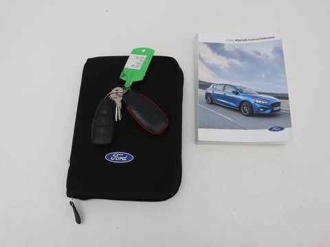 Ford Focus 1.0 EcoBoost ST Line | Stoel & stuurverwarming | Camera | Trekhaak | Climate control | Carplay | Navigatie | Cruise control