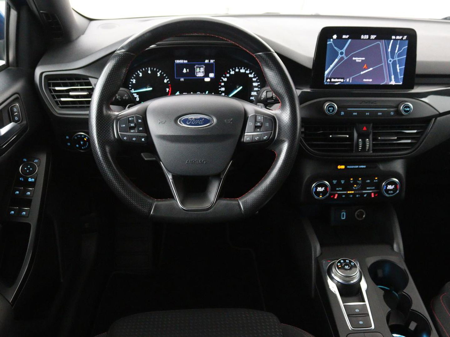 Ford Focus 1.0 EcoBoost ST Line | Stoel & stuurverwarming | Camera | Trekhaak | Climate control | Carplay | Navigatie | Cruise control