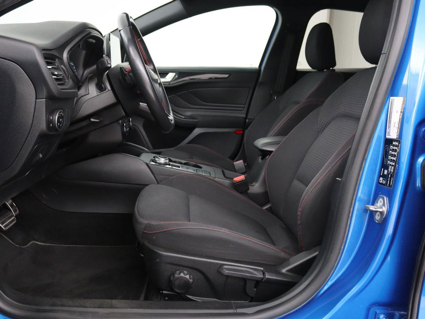 Ford Focus 1.0 EcoBoost ST Line | Stoel & stuurverwarming | Camera | Trekhaak | Climate control | Carplay | Navigatie | Cruise control