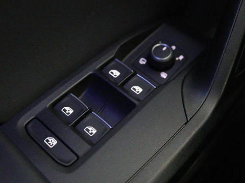 SEAT Leon 1.5 eTSI FR Intens | Stoel & stuurverwarming | Trekhaak | Adaptive cruise | Navigatie | Parkeerhulp | Full LED