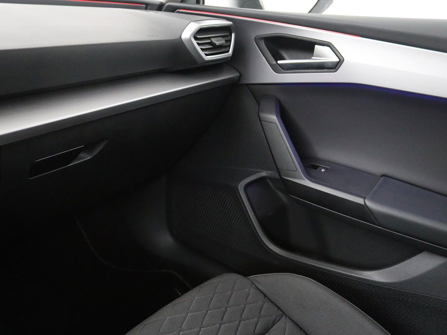 SEAT Leon 1.5 eTSI FR Intens | Stoel & stuurverwarming | Trekhaak | Adaptive cruise | Navigatie | Parkeerhulp | Full LED