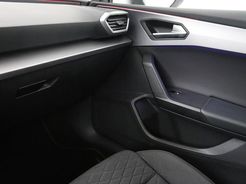 SEAT Leon 1.5 eTSI FR Intens | Stoel & stuurverwarming | Trekhaak | Adaptive cruise | Navigatie | Parkeerhulp | Full LED