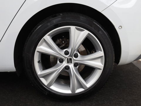 SEAT Leon 1.5 eTSI FR Intens | Stoel & stuurverwarming | Trekhaak | Adaptive cruise | Navigatie | Parkeerhulp | Full LED