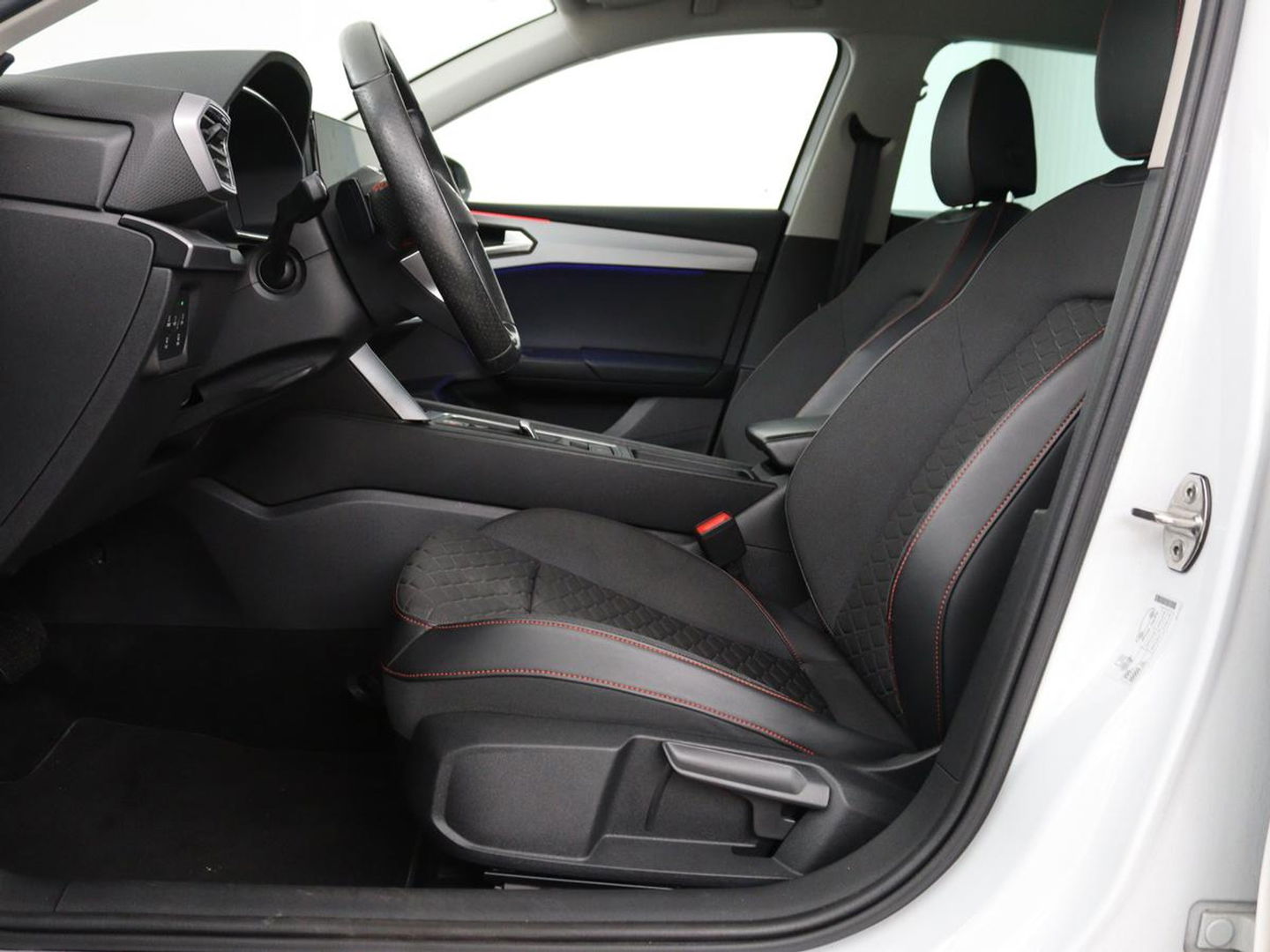 SEAT Leon 1.5 eTSI FR Intens | Stoel & stuurverwarming | Trekhaak | Adaptive cruise | Navigatie | Parkeerhulp | Full LED