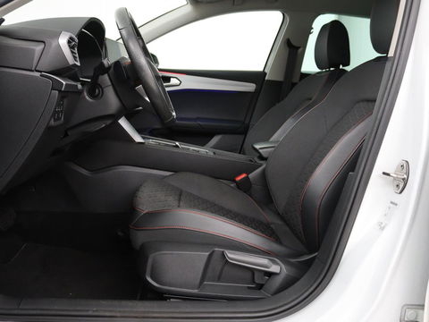 SEAT Leon 1.5 eTSI FR Intens | Stoel & stuurverwarming | Trekhaak | Adaptive cruise | Navigatie | Parkeerhulp | Full LED