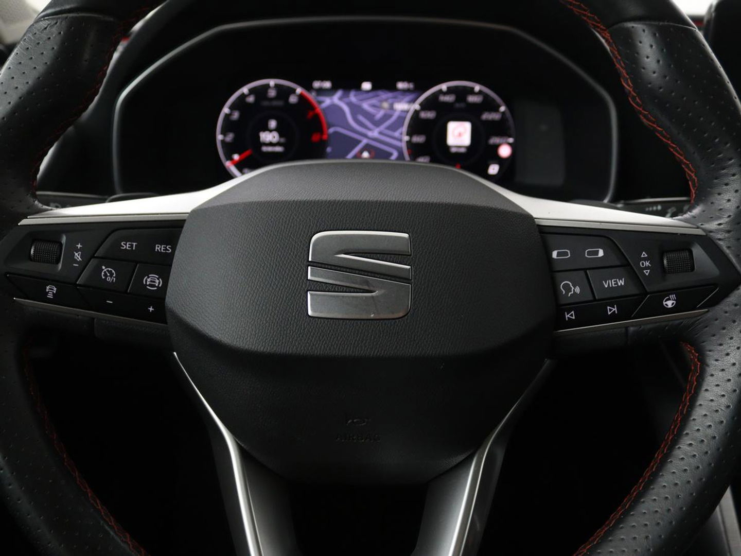 SEAT Leon 1.5 eTSI FR Intens | Stoel & stuurverwarming | Trekhaak | Adaptive cruise | Navigatie | Parkeerhulp | Full LED