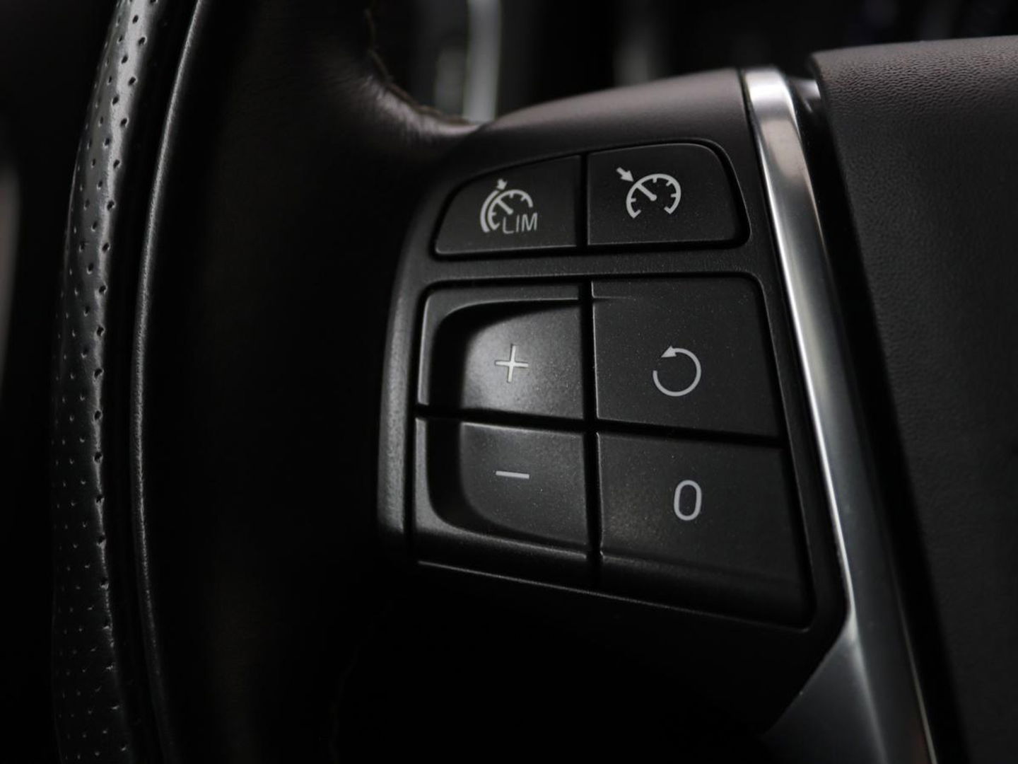Volvo V60 1.5 T3 R-Design | Stoelverwarming | Xenon | Leder/Alcantara | Navigatie | Trekhaak | Parkeerhulp | Climate control | Cruise control