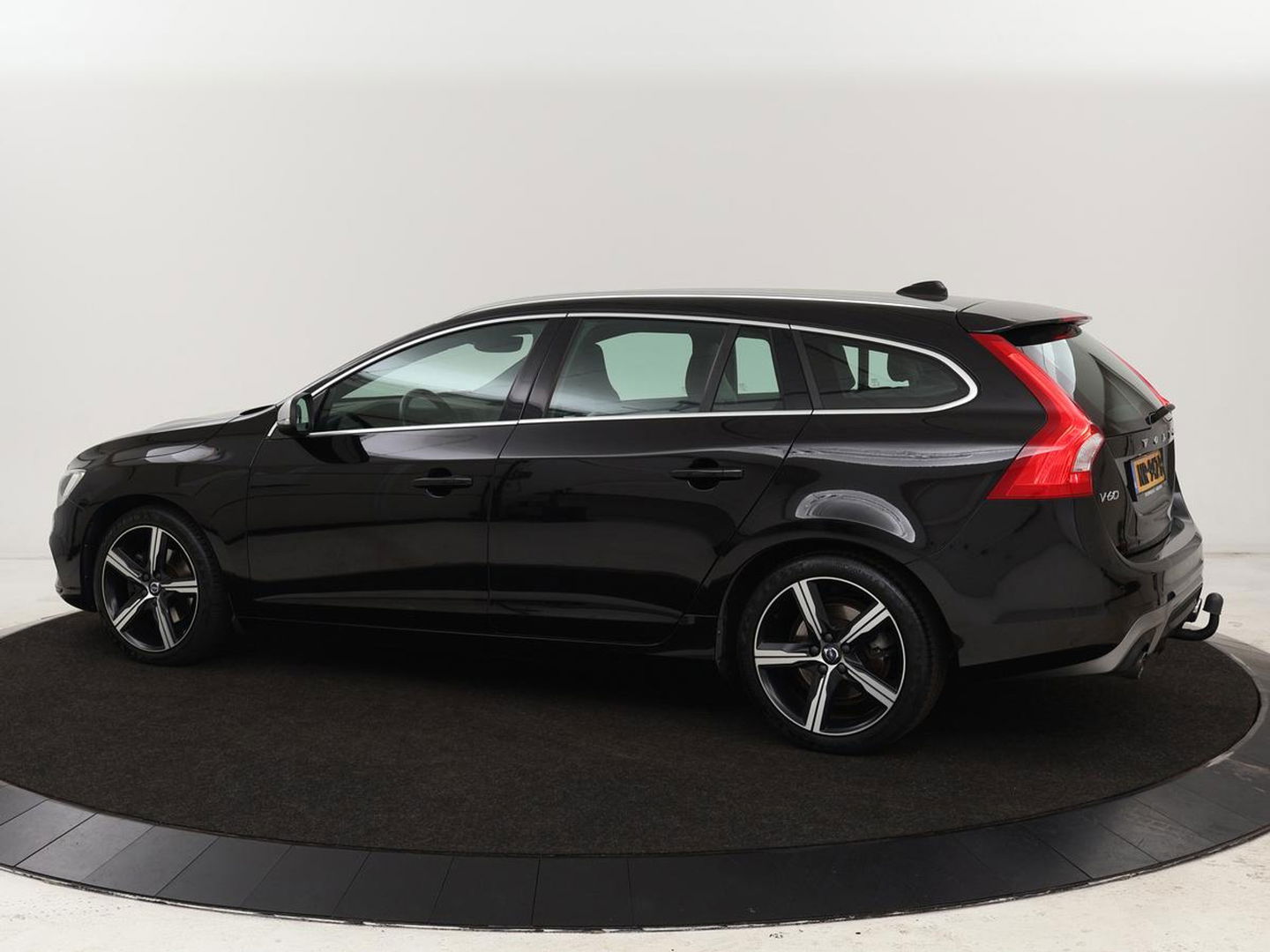 Volvo V60 1.5 T3 R-Design | Stoelverwarming | Xenon | Leder/Alcantara | Navigatie | Trekhaak | Parkeerhulp | Climate control | Cruise control