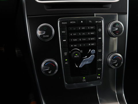 Volvo V60 1.5 T3 R-Design | Stoelverwarming | Xenon | Leder/Alcantara | Navigatie | Trekhaak | Parkeerhulp | Climate control | Cruise control