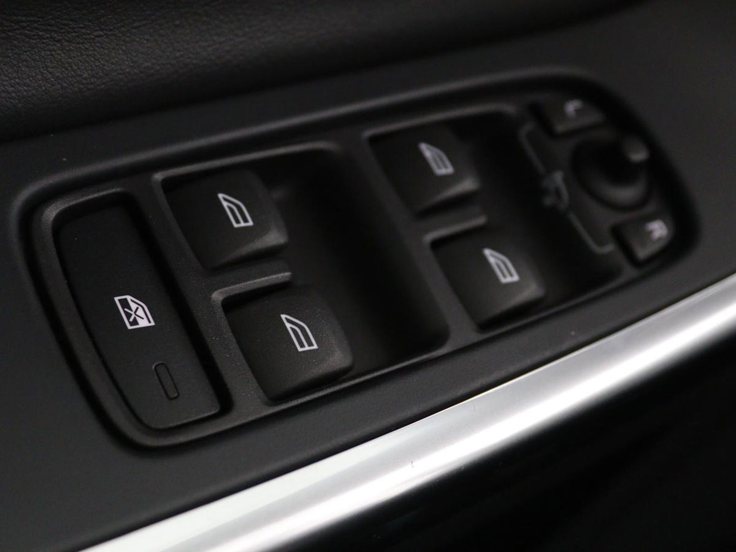 Volvo V60 1.5 T3 R-Design | Stoelverwarming | Xenon | Leder/Alcantara | Navigatie | Trekhaak | Parkeerhulp | Climate control | Cruise control
