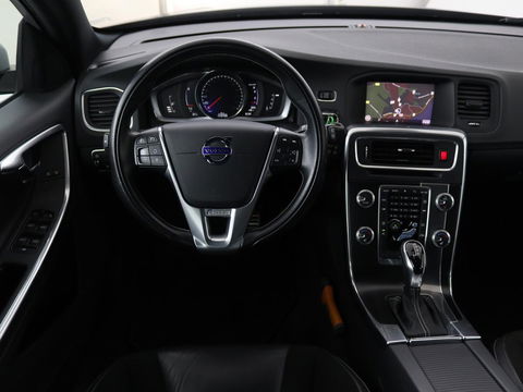 Volvo V60 1.5 T3 R-Design | Stoelverwarming | Xenon | Leder/Alcantara | Navigatie | Trekhaak | Parkeerhulp | Climate control | Cruise control