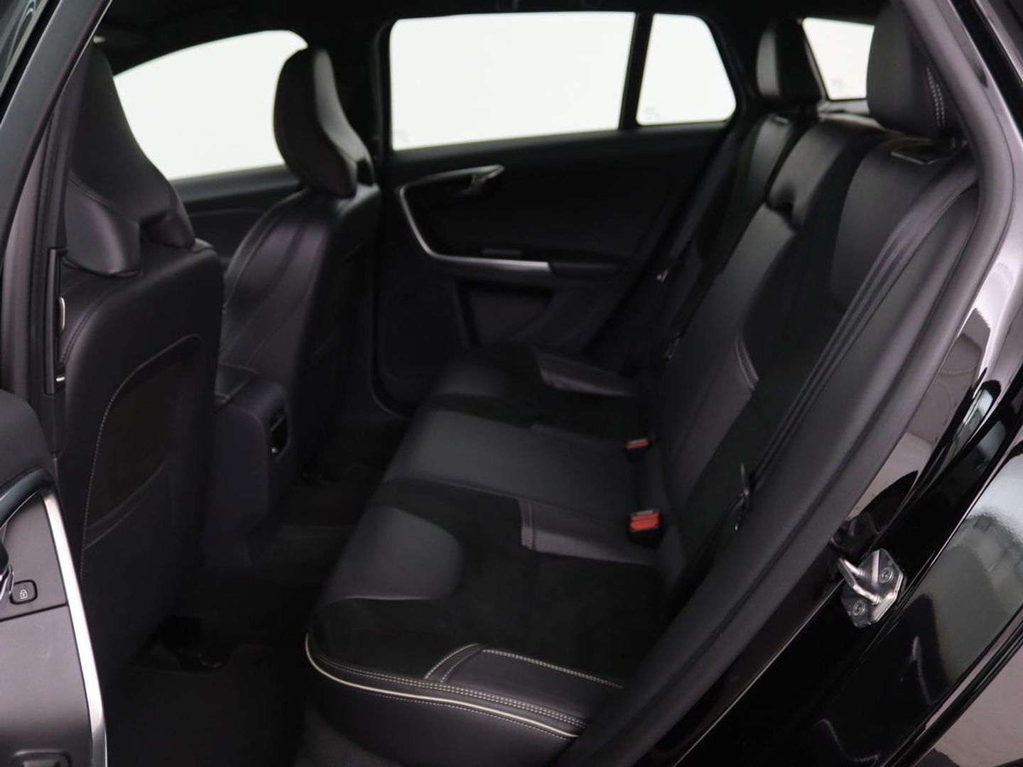 Volvo V60 1.5 T3 R-Design | Stoelverwarming | Xenon | Leder/Alcantara | Navigatie | Trekhaak | Parkeerhulp | Climate control | Cruise control