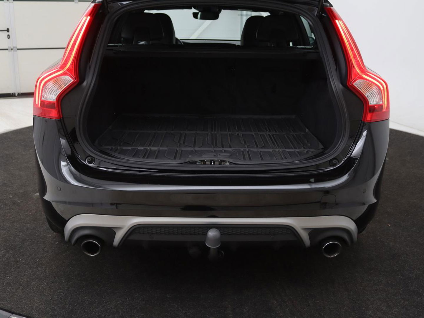 Volvo V60 1.5 T3 R-Design | Stoelverwarming | Xenon | Leder/Alcantara | Navigatie | Trekhaak | Parkeerhulp | Climate control | Cruise control