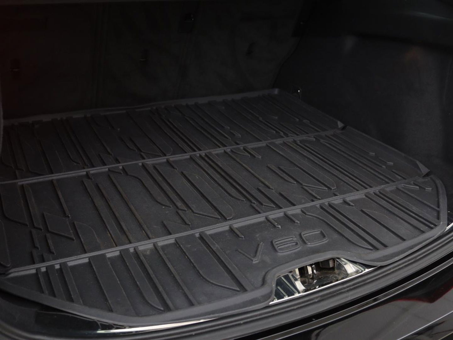 Volvo V60 1.5 T3 R-Design | Stoelverwarming | Xenon | Leder/Alcantara | Navigatie | Trekhaak | Parkeerhulp | Climate control | Cruise control