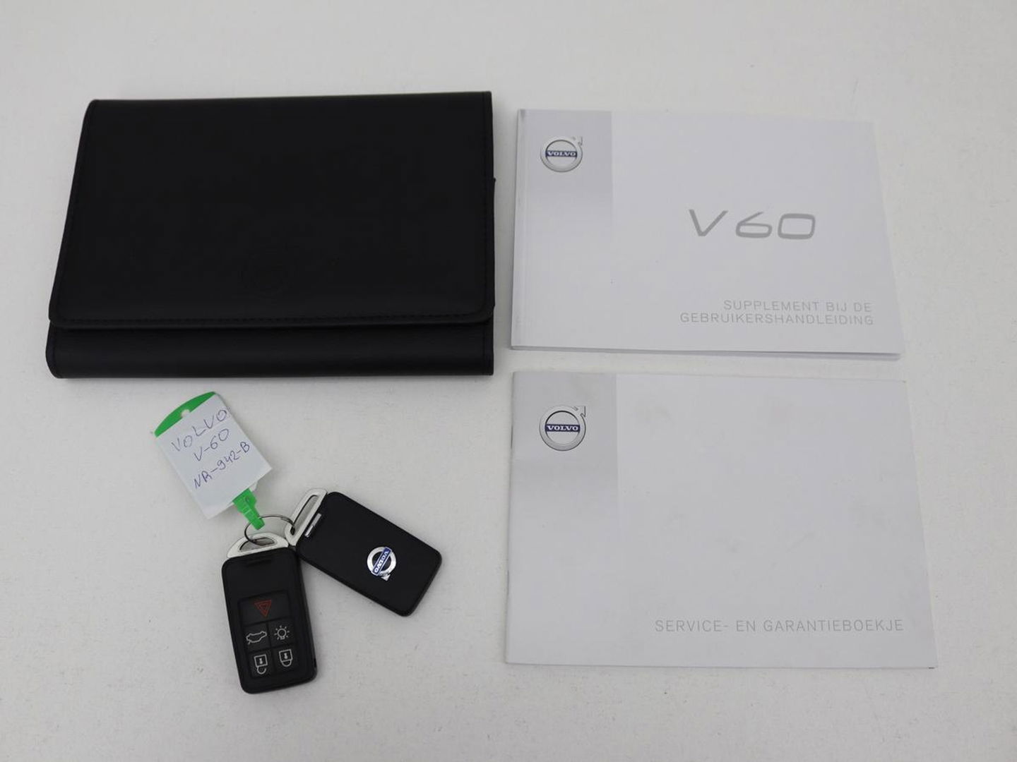 Volvo V60 1.5 T3 R-Design | Stoelverwarming | Xenon | Leder/Alcantara | Navigatie | Trekhaak | Parkeerhulp | Climate control | Cruise control