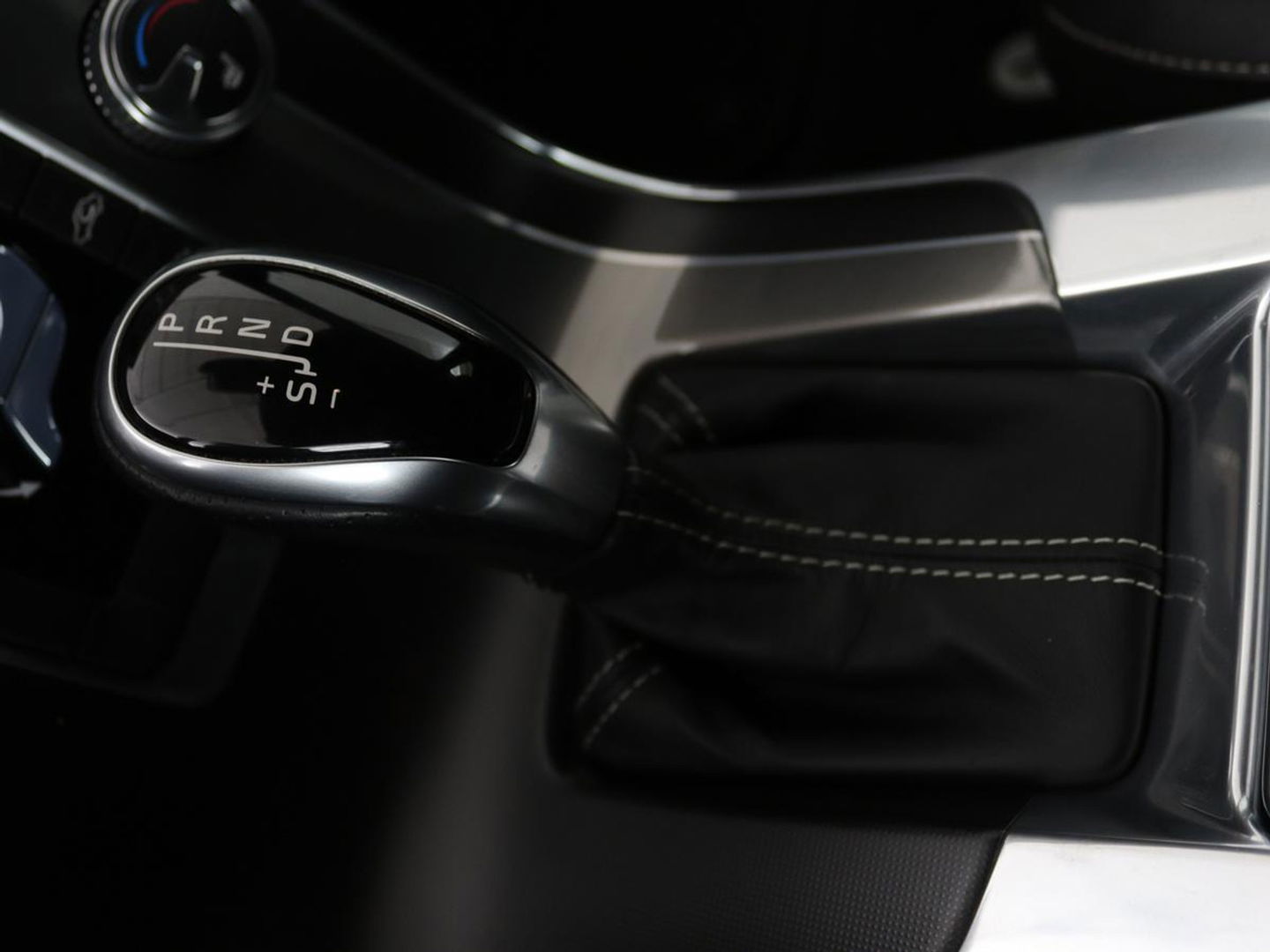 Volvo V60 1.5 T3 R-Design | Stoelverwarming | Xenon | Leder/Alcantara | Navigatie | Trekhaak | Parkeerhulp | Climate control | Cruise control