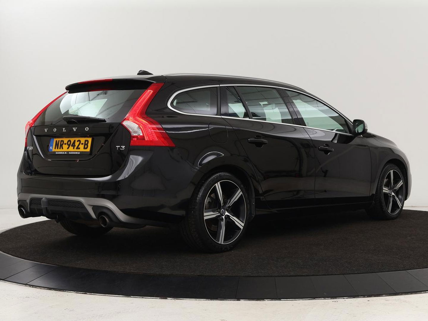 Volvo V60 1.5 T3 R-Design | Stoelverwarming | Xenon | Leder/Alcantara | Navigatie | Trekhaak | Parkeerhulp | Climate control | Cruise control