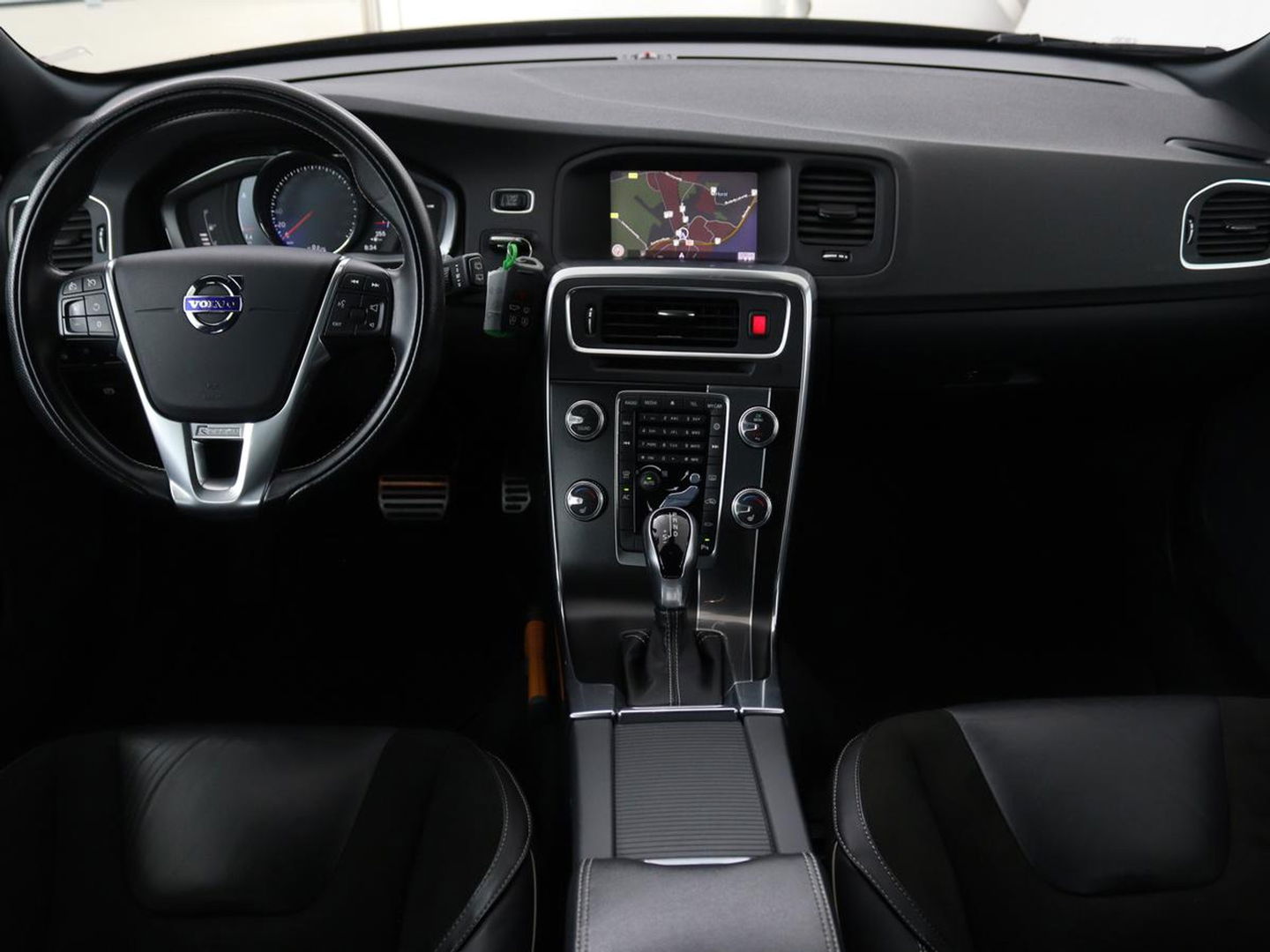 Volvo V60 1.5 T3 R-Design | Stoelverwarming | Xenon | Leder/Alcantara | Navigatie | Trekhaak | Parkeerhulp | Climate control | Cruise control