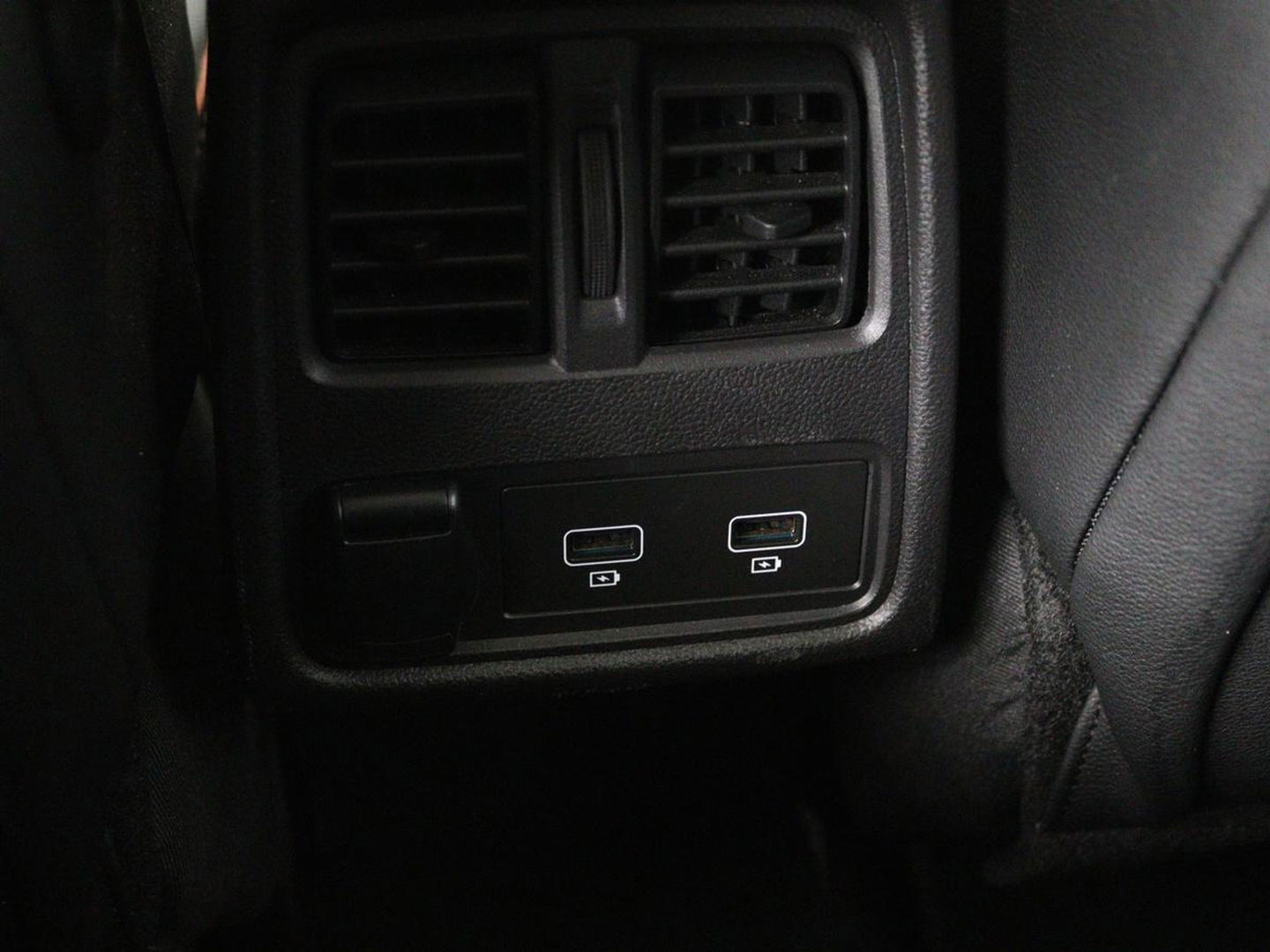 Renault Captur 1.6 E-Tech Hybrid 145 Initiale Paris | Leder | Stoel & stuurverwarming | Camera | Full LED | Park Assist | Carplay | BOSE Sound