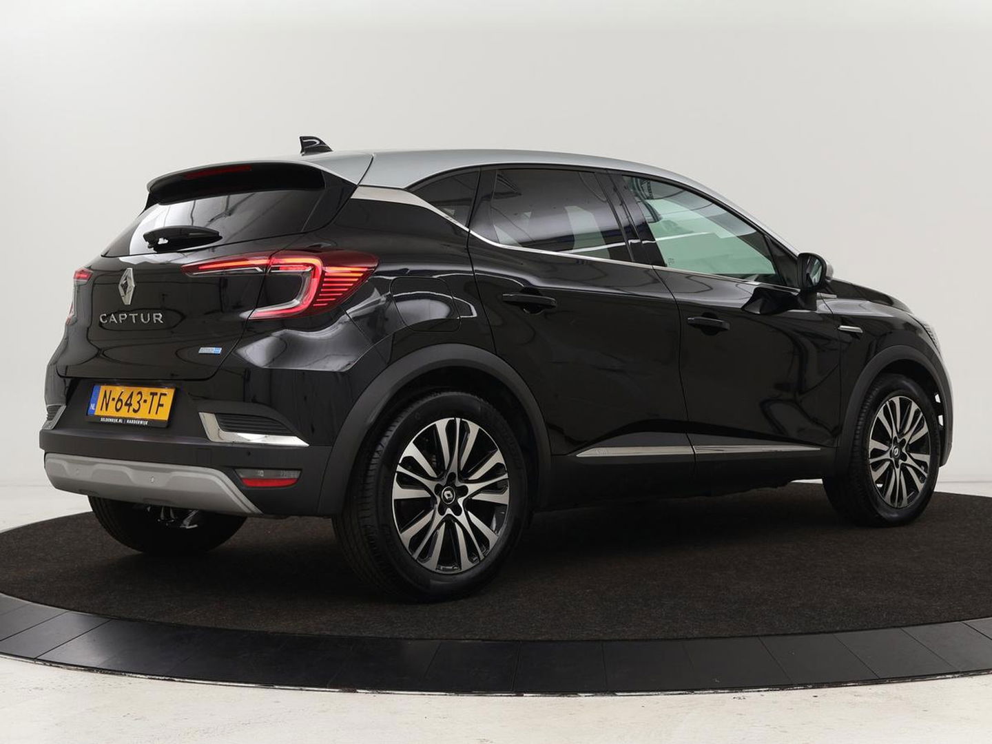 Renault Captur 1.6 E-Tech Hybrid 145 Initiale Paris | Leder | Stoel & stuurverwarming | Camera | Full LED | Park Assist | Carplay | BOSE Sound