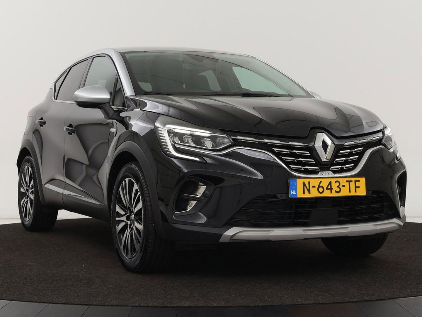 Renault Captur 1.6 E-Tech Hybrid 145 Initiale Paris | Leder | Stoel & stuurverwarming | Camera | Full LED | Park Assist | Carplay | BOSE Sound