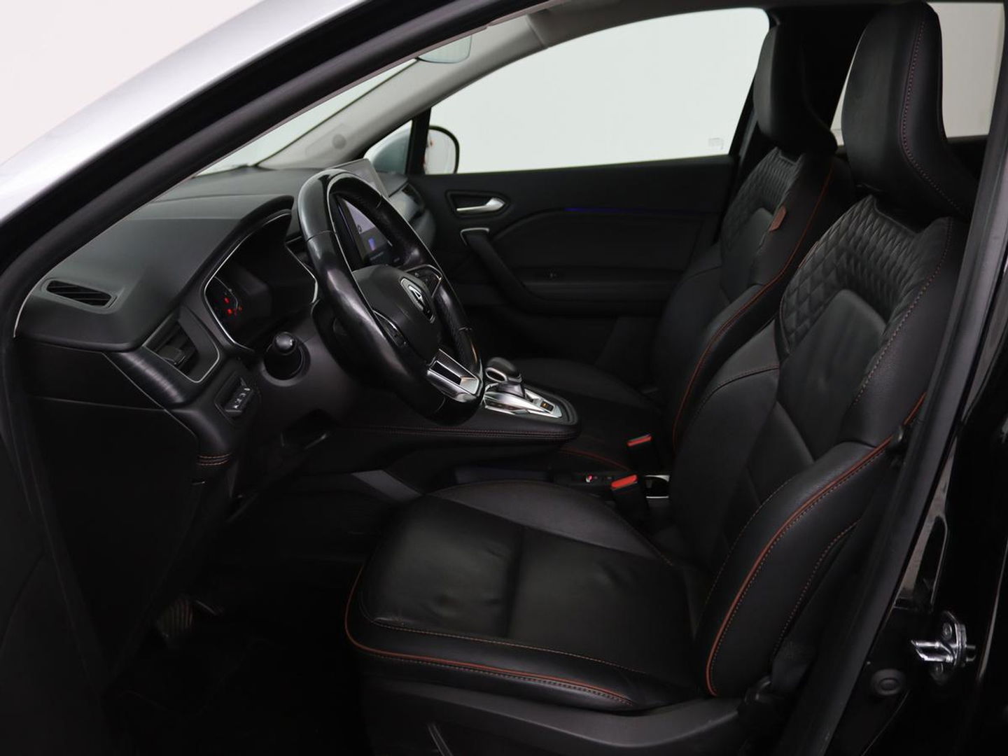 Renault Captur 1.6 E-Tech Hybrid 145 Initiale Paris | Leder | Stoel & stuurverwarming | Camera | Full LED | Park Assist | Carplay | BOSE Sound