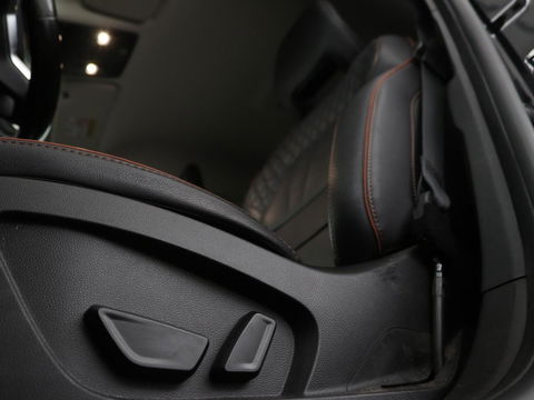 Renault Captur 1.6 E-Tech Hybrid 145 Initiale Paris | Leder | Stoel & stuurverwarming | Camera | Full LED | Park Assist | Carplay | BOSE Sound