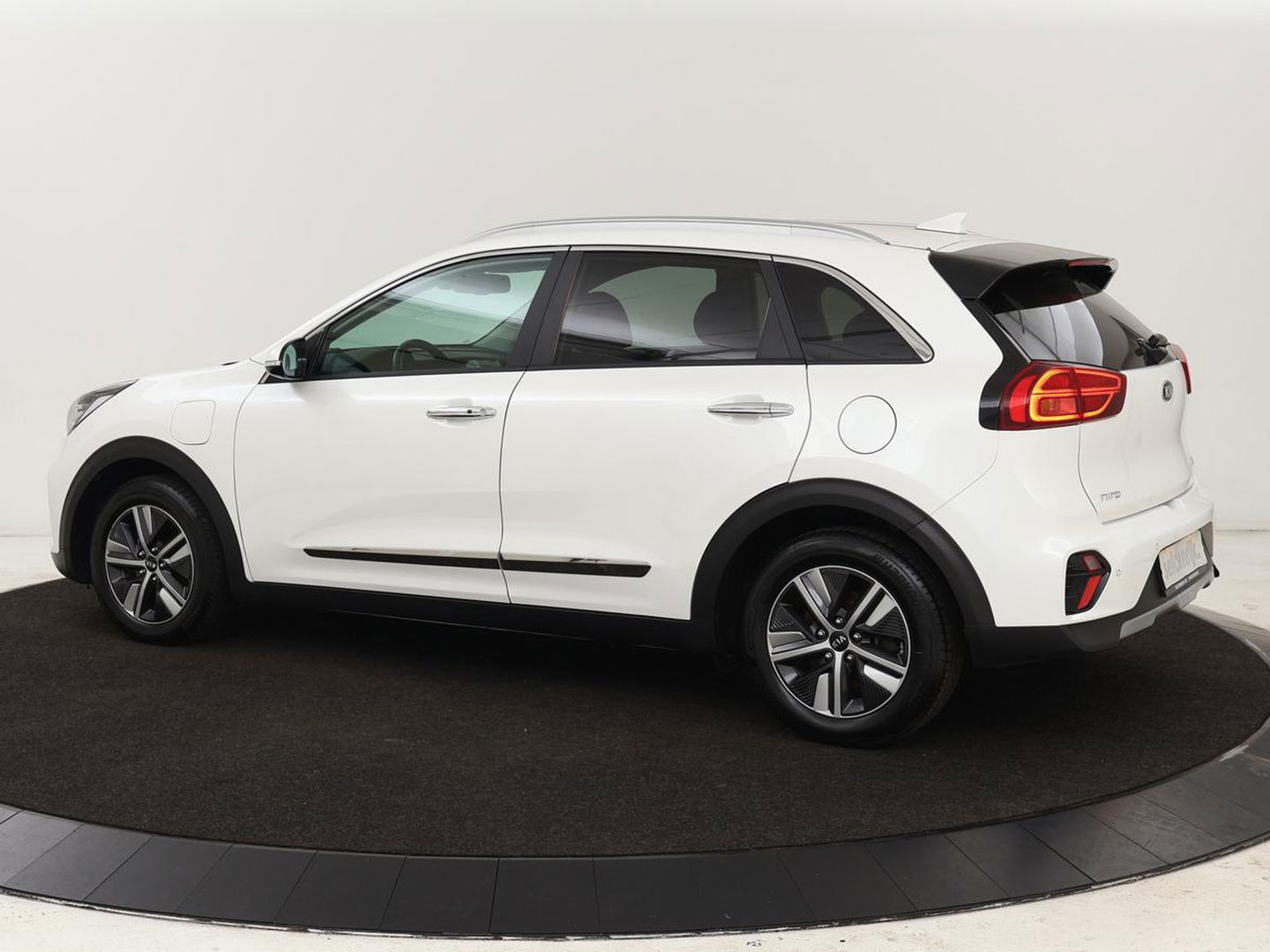 Kia Niro 1.6 GDI PHEV ExecutiveLine | Leder | Stoelventilatie | JBL Sound | Adaptive cruise | Camera | Carplay | Keyless | Navigatie | Stuur & achterbankverwarming