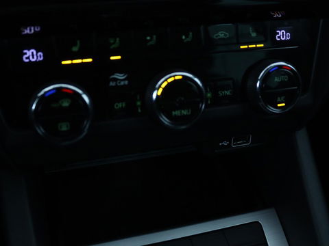 Škoda Octavia 1.5 TSI Business Edition | Stoelverwarming | Trekhaak | Carplay | Half leder | Navigatie | Climate control | Parkeerhulp | Cruise control
