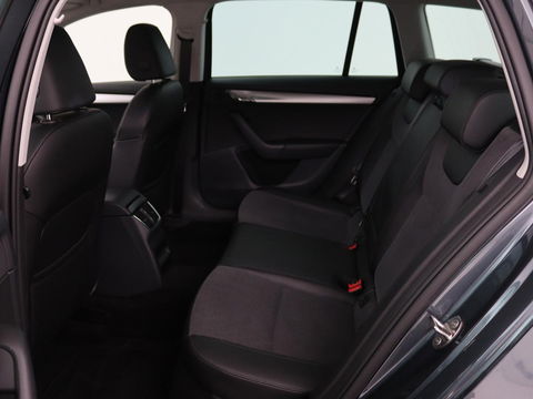 Škoda Octavia 1.5 TSI Business Edition | Stoelverwarming | Trekhaak | Carplay | Half leder | Navigatie | Climate control | Parkeerhulp | Cruise control