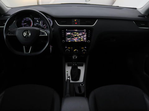 Škoda Octavia 1.5 TSI Business Edition | Stoelverwarming | Trekhaak | Carplay | Half leder | Navigatie | Climate control | Parkeerhulp | Cruise control