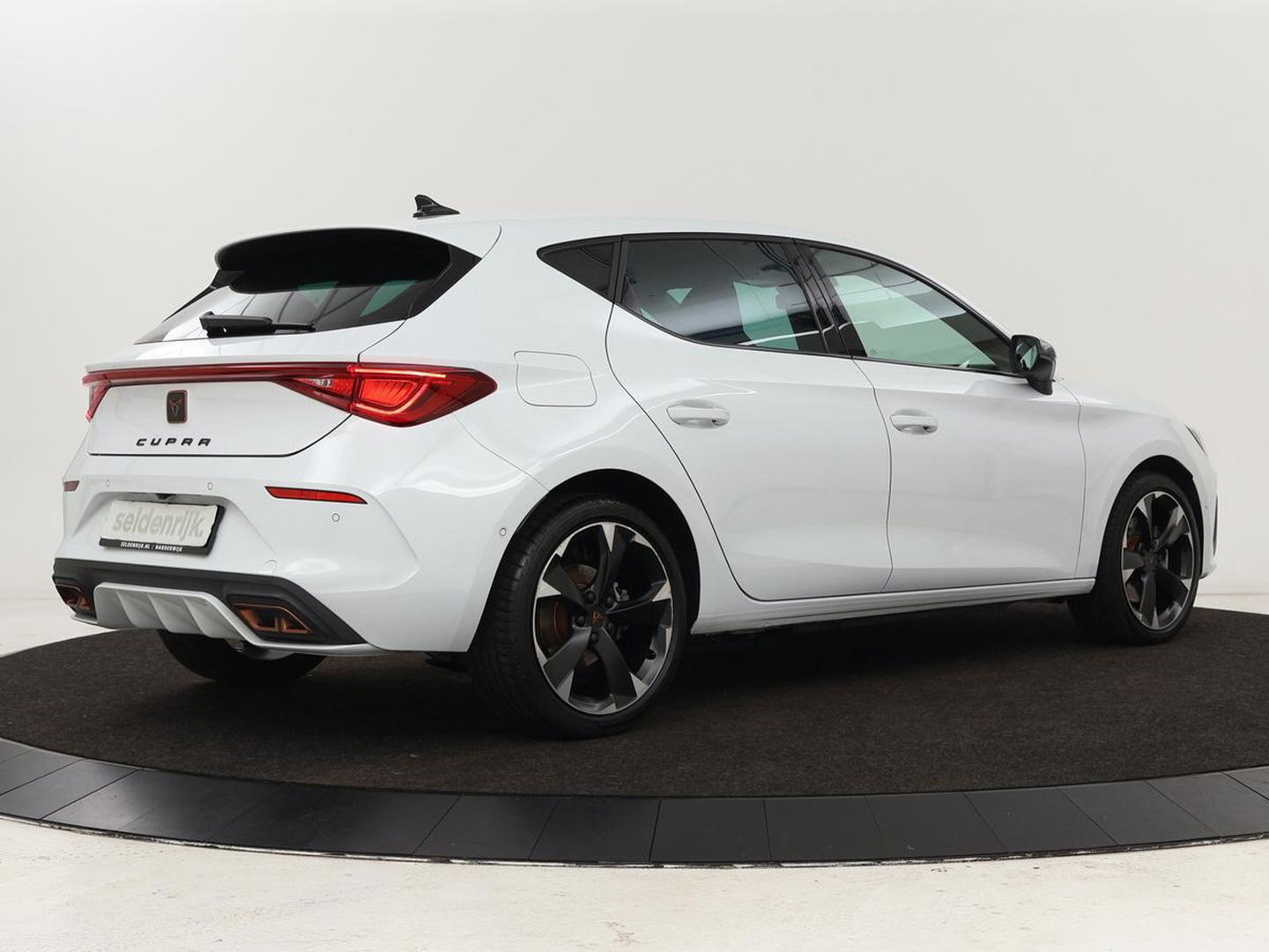 CUPRA Leon 1.4 e-Hybrid | Stoel & stuurverwarming | Carplay | Adaptive cruise | Camera | Navigatie | Sfeerverlichting | Full LED | Keyless | PHEV