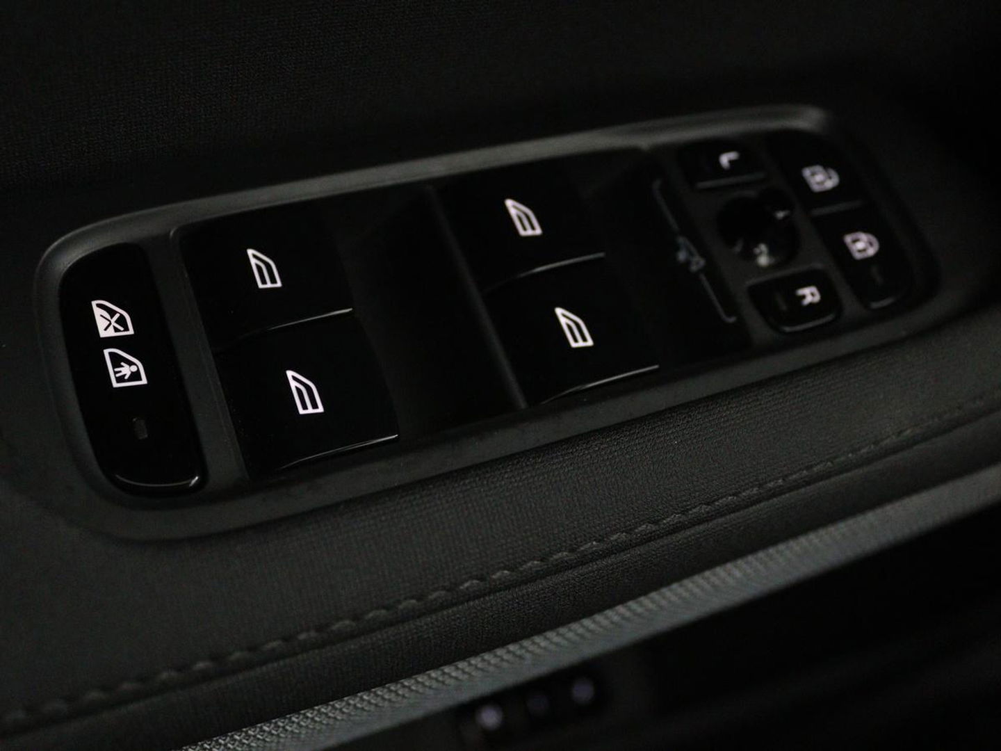 Polestar 2 Long Range Dual Motor Launch Edition 78kWh | Panoramadak | Trekhaak | Stoel & stuurverwarming | 360 camera | Adaptive cruise | Harman/Kardon | Carplay