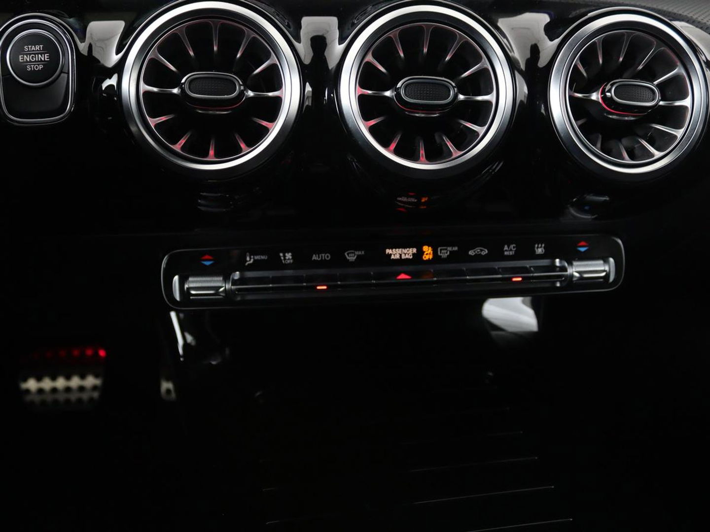 Mercedes-Benz CLA-Klasse Shooting Brake 250e Business Solution AMG Limited | Adaptive cruise | Stoelverwarming | Carplay | Sfeerverlichting | Leder/Alcantara | Navigatie | Full LED