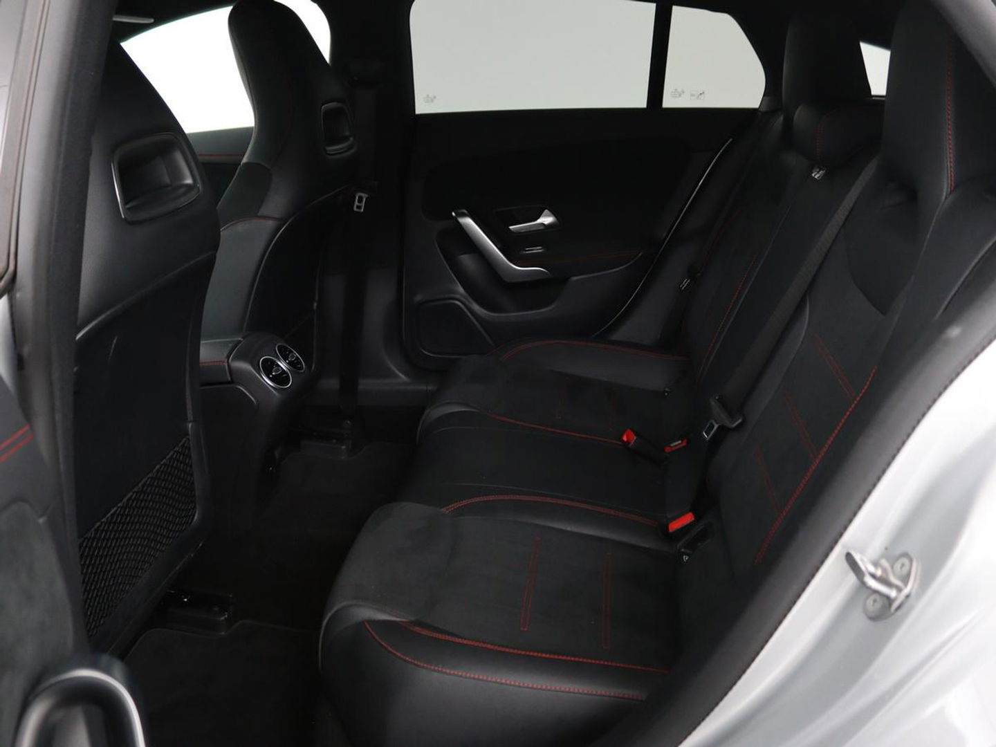 Mercedes-Benz CLA-Klasse Shooting Brake 250e Business Solution AMG Limited | Adaptive cruise | Stoelverwarming | Carplay | Sfeerverlichting | Leder/Alcantara | Navigatie | Full LED
