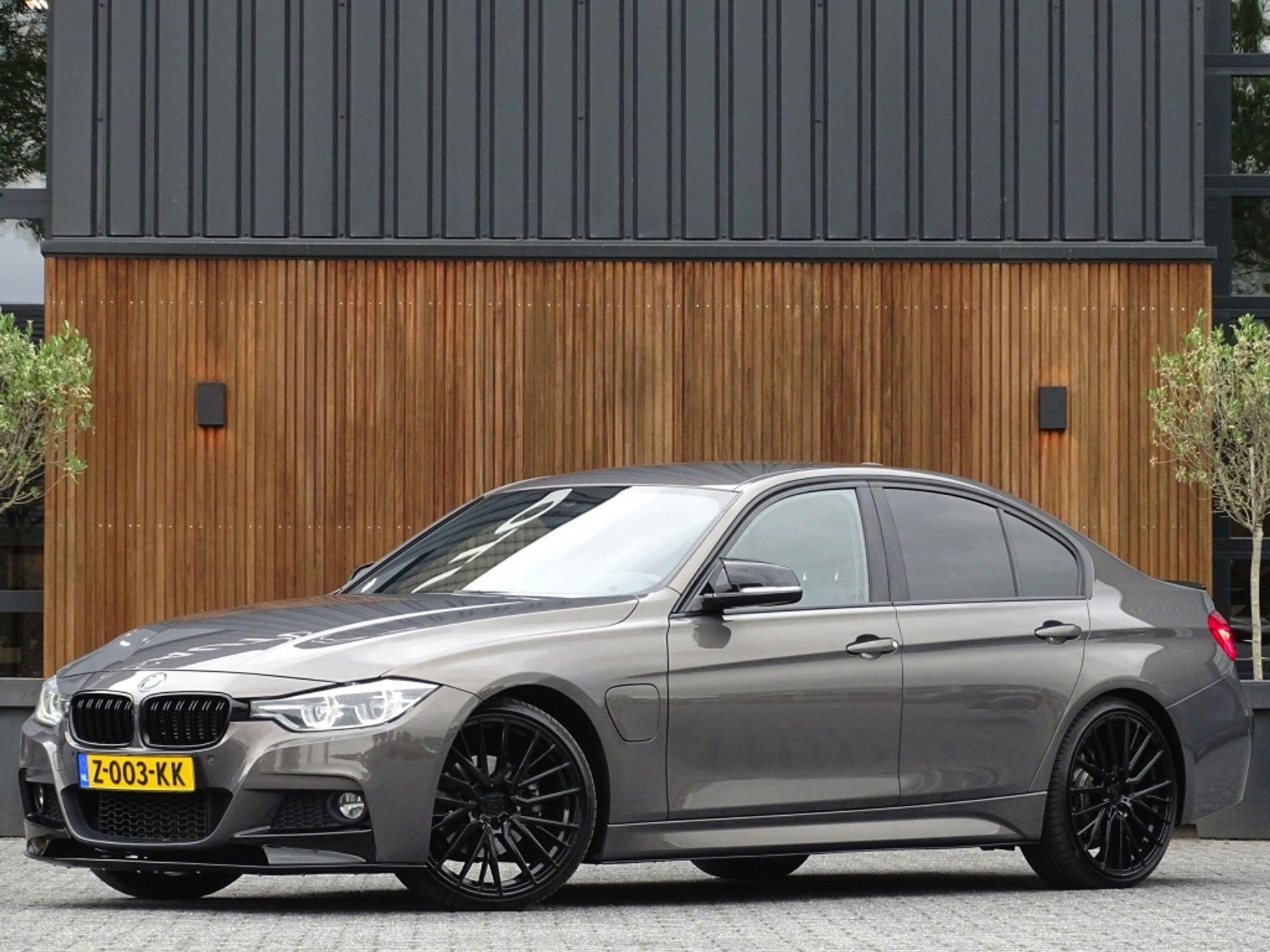 BMW 3-serie 330e 293PK M Sport / M Individual / LED