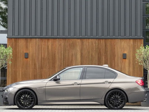 BMW 3-serie 330e 293PK M Sport / M Individual / LED