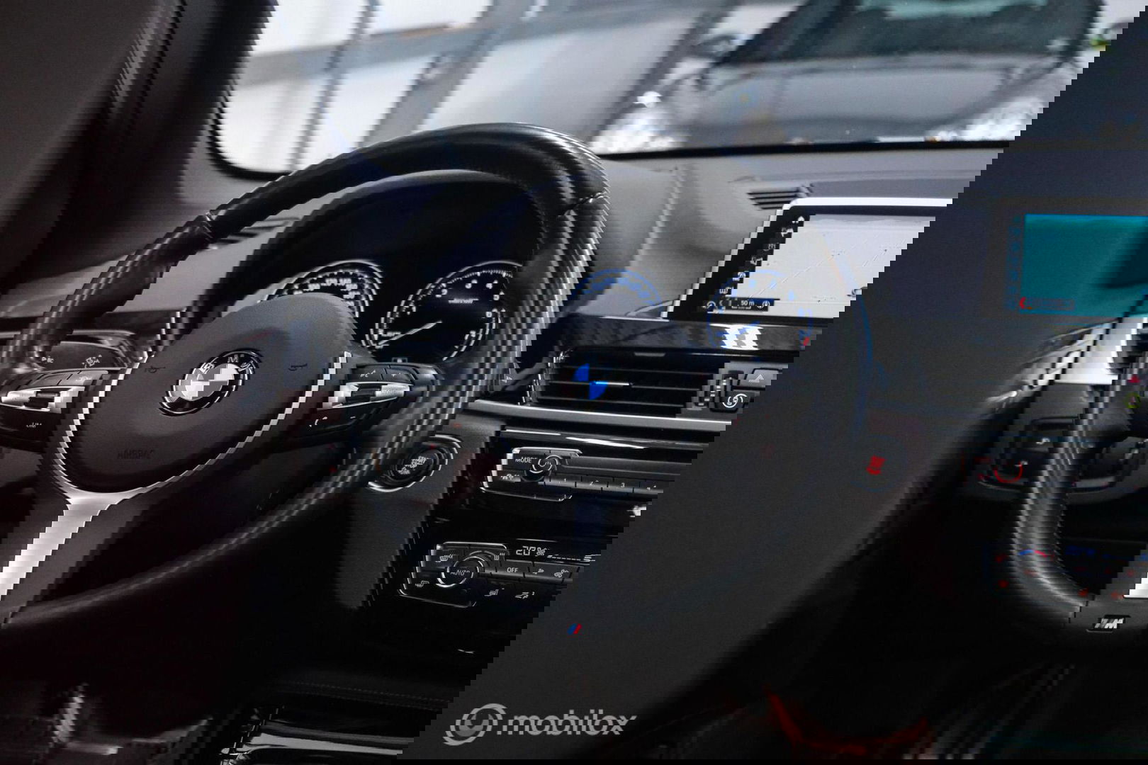 BMW X1 sDrive20i M pakket | Panoramadak | Leder | LED | Sportstoelen | btw auto | zeer mooi |