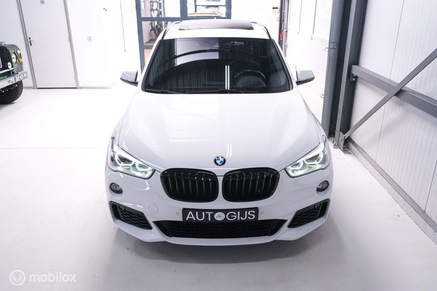 BMW X1 sDrive20i M pakket | Panoramadak | Leder | LED | Sportstoelen | btw auto | zeer mooi |