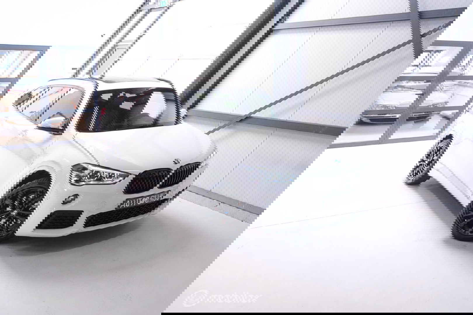 BMW X1 sDrive20i M pakket | Panoramadak | Leder | LED | Sportstoelen | btw auto | zeer mooi |
