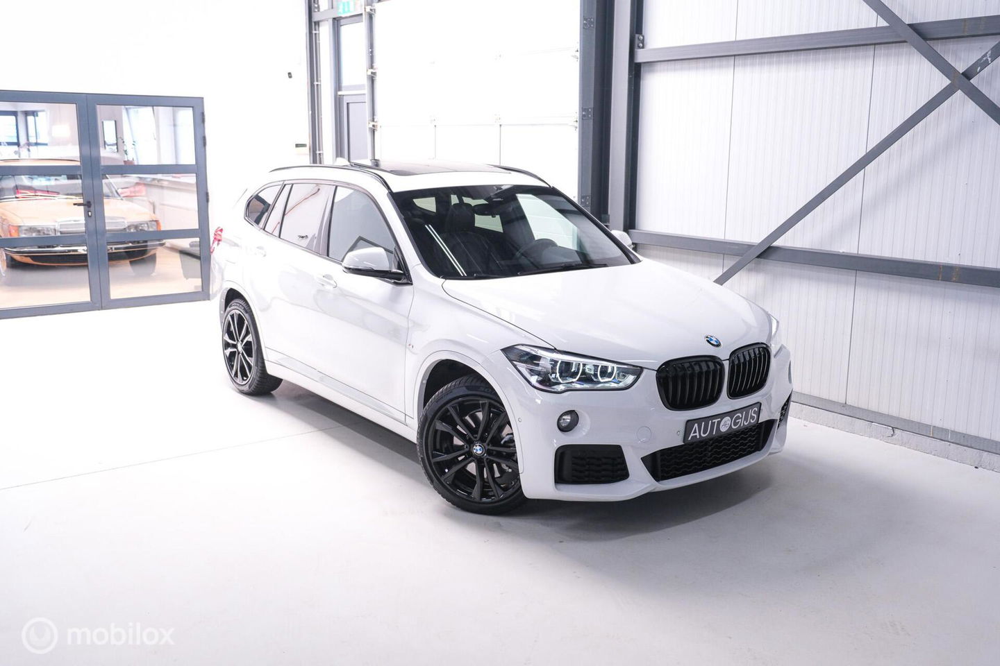 BMW X1 sDrive20i M pakket | Panoramadak | Leder | LED | Sportstoelen | btw auto | zeer mooi |