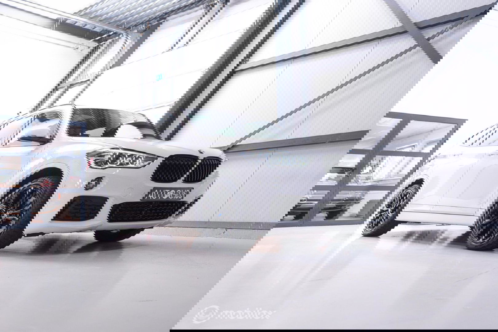 BMW X1 sDrive20i M pakket | Panoramadak | Leder | LED | Sportstoelen | btw auto | zeer mooi |