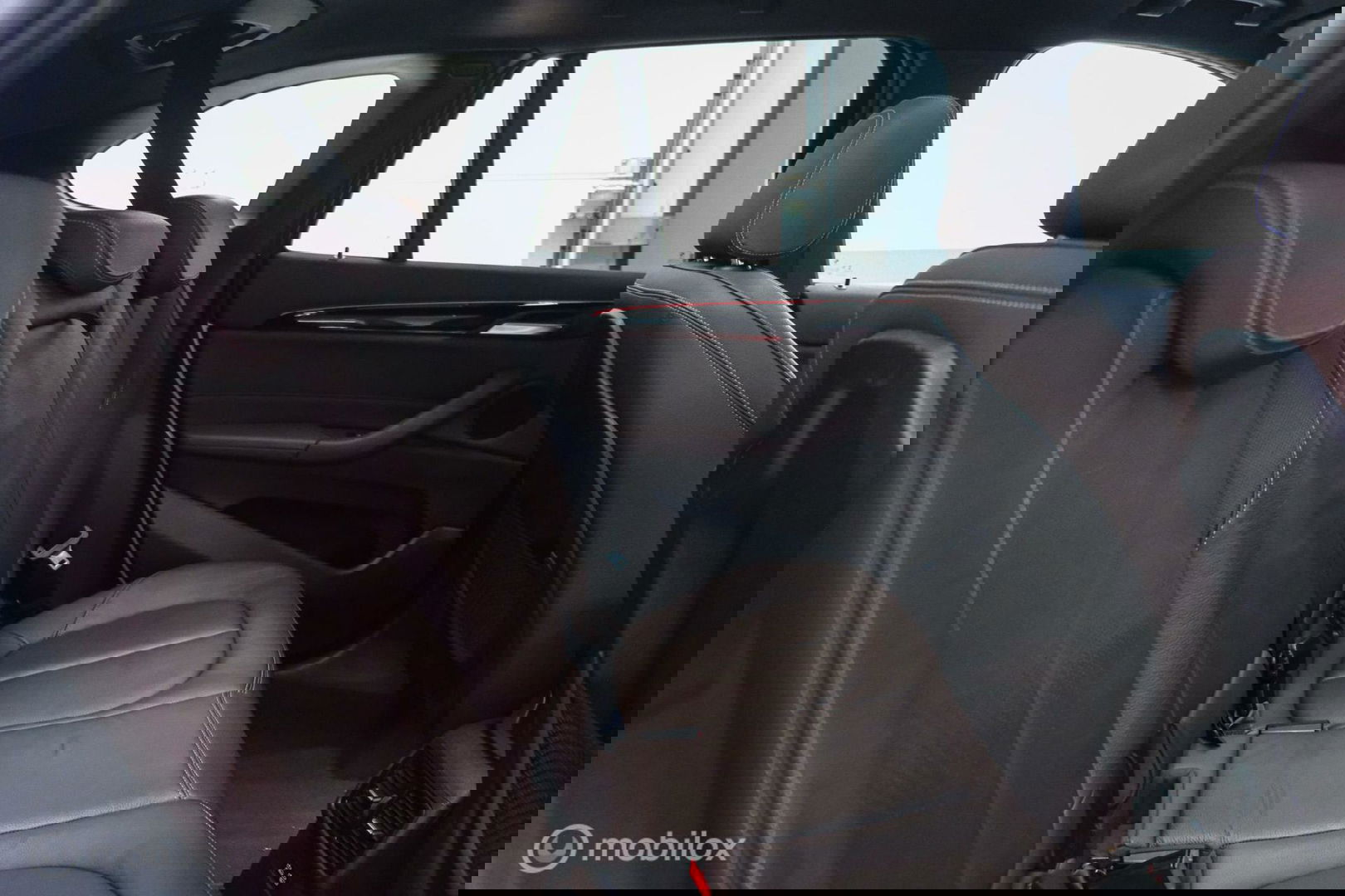 BMW X1 sDrive20i M pakket | Panoramadak | Leder | LED | Sportstoelen | btw auto | zeer mooi |
