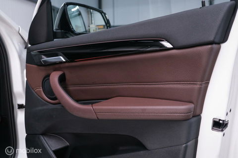 BMW X1 sDrive20i M pakket | Panoramadak | Leder | LED | Sportstoelen | btw auto | zeer mooi |