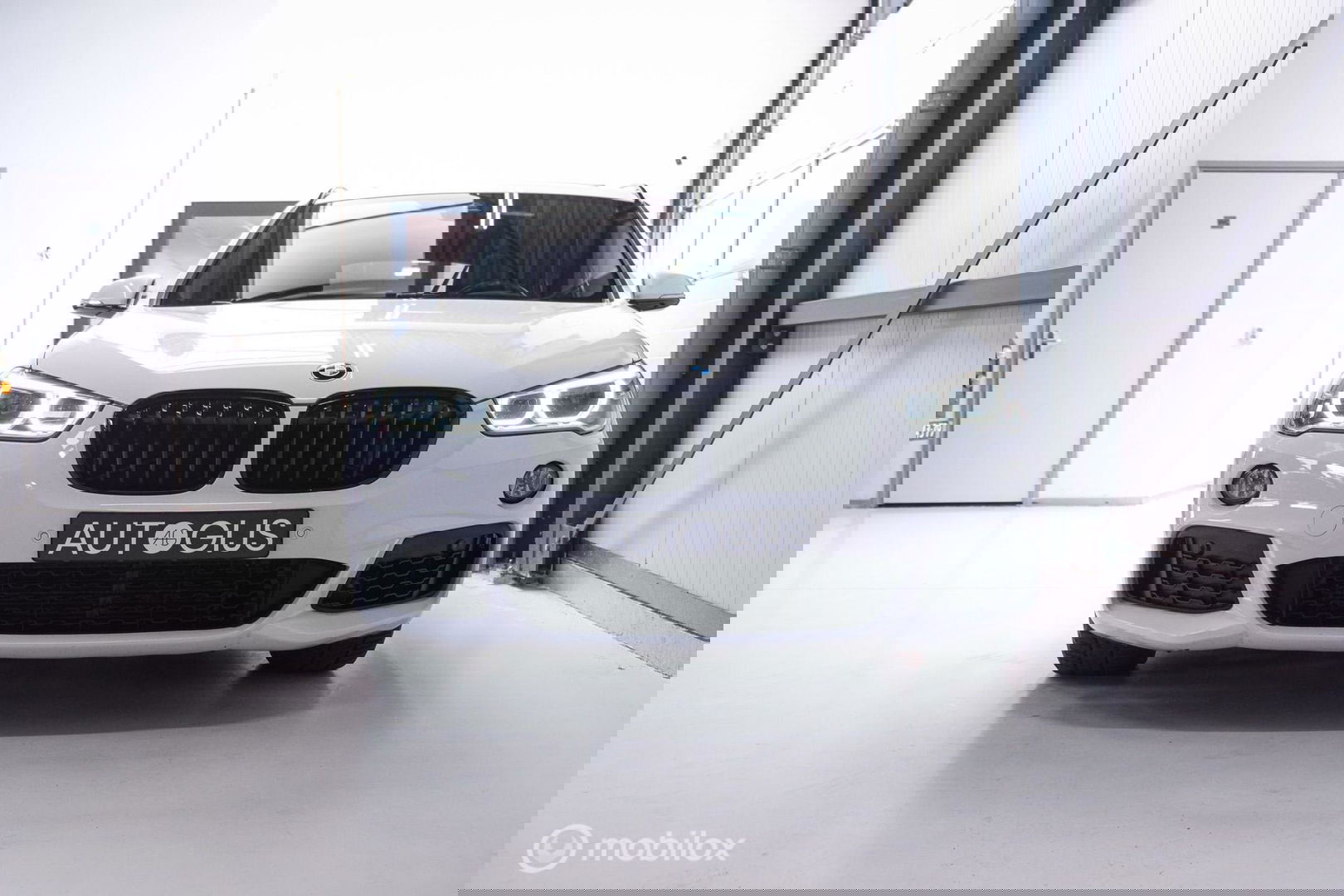 BMW X1 sDrive20i M pakket | Panoramadak | Leder | LED | Sportstoelen | btw auto | zeer mooi |