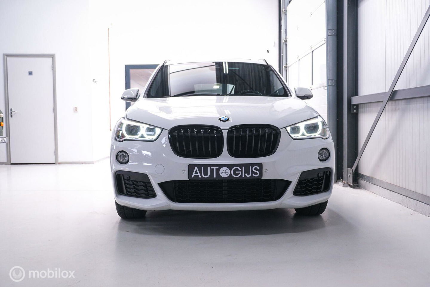 BMW X1 sDrive20i M pakket | Panoramadak | Leder | LED | Sportstoelen | btw auto | zeer mooi |