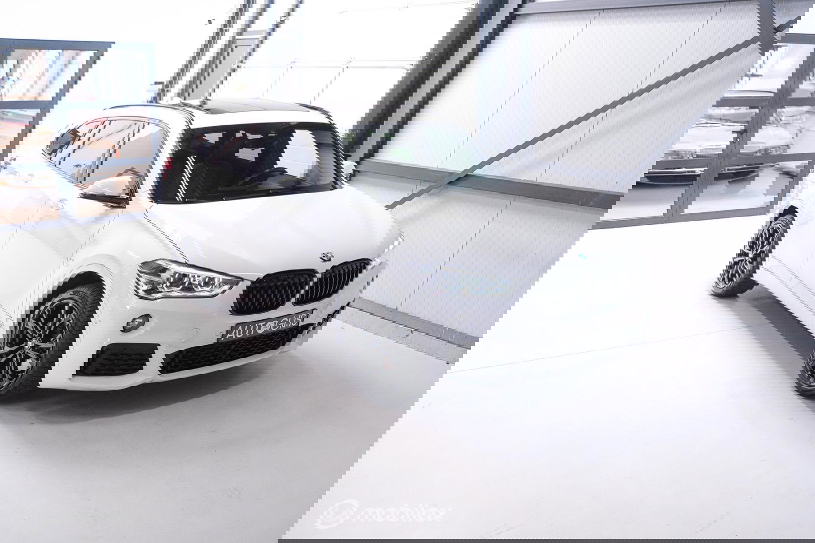 BMW X1 sDrive20i M pakket | Panoramadak | Leder | LED | Sportstoelen | btw auto | zeer mooi |