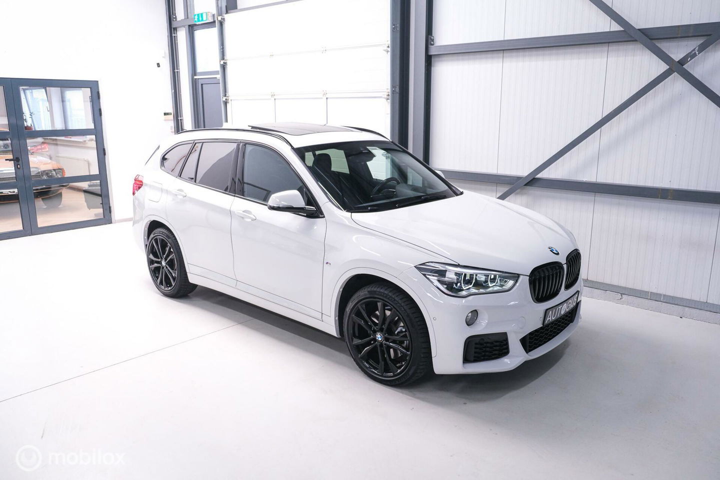 BMW X1 sDrive20i M pakket | Panoramadak | Leder | LED | Sportstoelen | btw auto | zeer mooi |