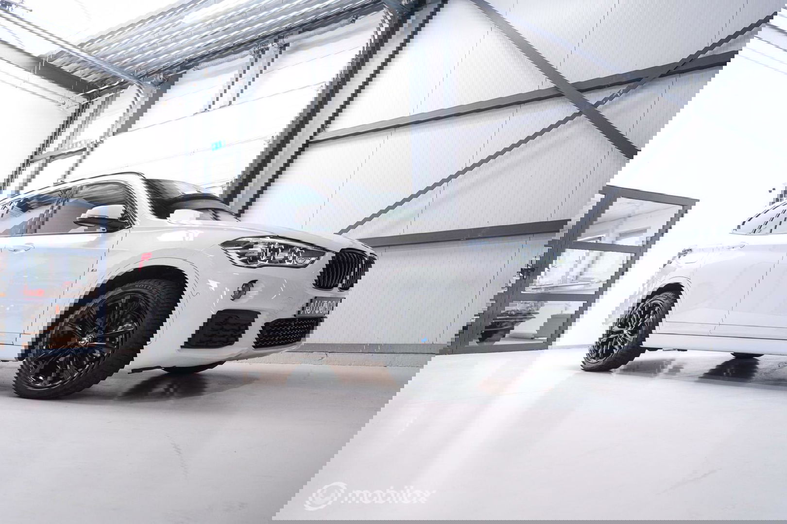 BMW X1 sDrive20i M pakket | Panoramadak | Leder | LED | Sportstoelen | btw auto | zeer mooi |