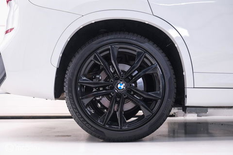 BMW X1 sDrive20i M pakket | Panoramadak | Leder | LED | Sportstoelen | btw auto | zeer mooi |